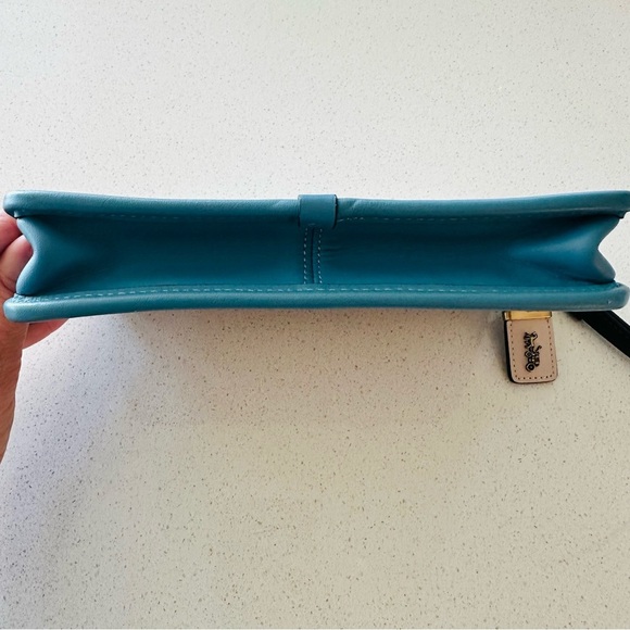 EUC COACH Britt Seashell Colorblock w/Brass Wristlet - Picture 3 of 4